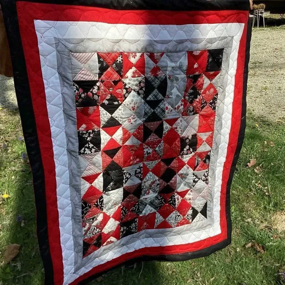 NWT Sparkling Christmas Quilt with Four Borders
